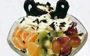 Blandede friske frugter med 
                  hjemmelavet creme