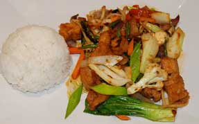 Wokret med grøntsager og tofu i rød karry