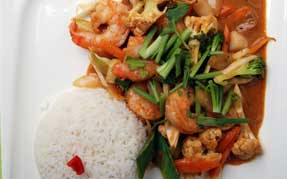 Gul karry med blæksprutte, rejer og kammuslinger