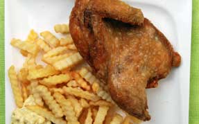 1/2 grillstegt kylling 
                    og pommes frites